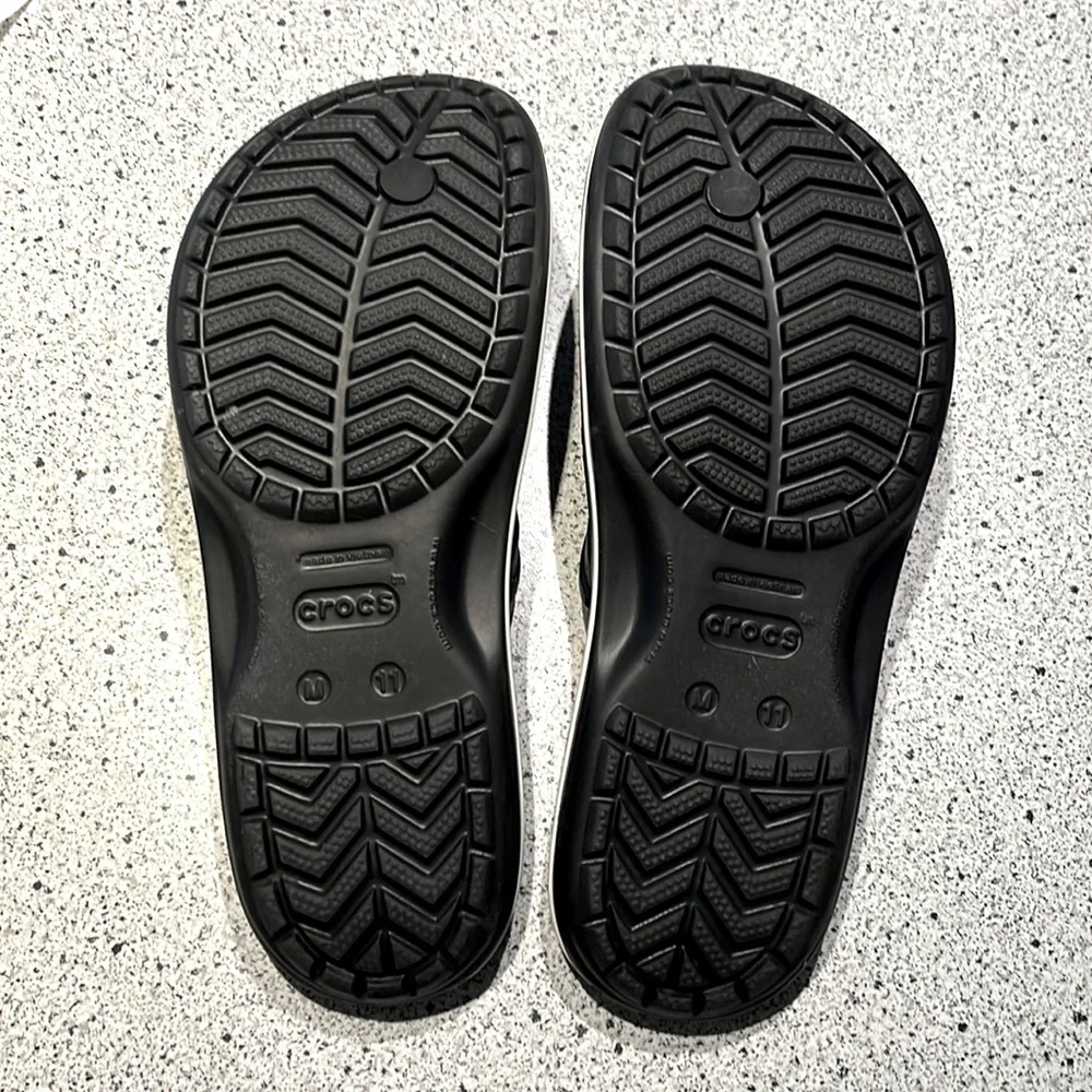 NEW Men’s CROCS Flip Flops Black 11 - Picture 2 of 5
